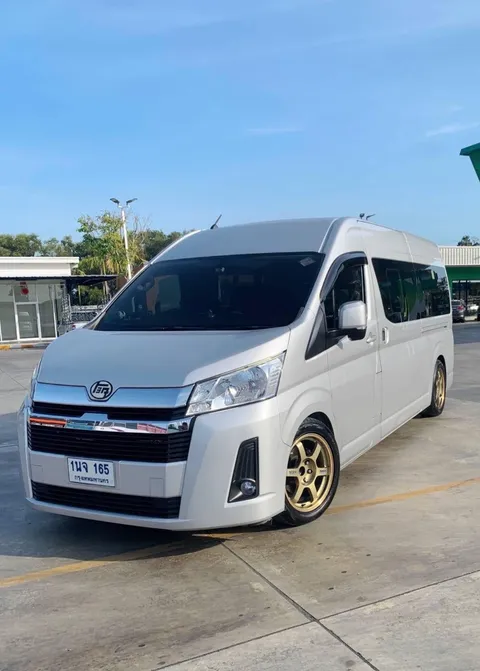 รถตู้ Toyota Commuter VIP หลังคาสูง สีเงิน มุมด้านหน้า